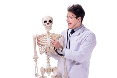 Beyaz izole iskelet ile genç doktor