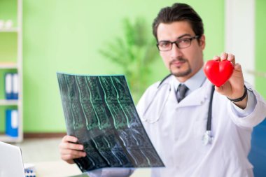 Doktor radyoloji uzmanı hastanede röntgen taramasına bakıyor.