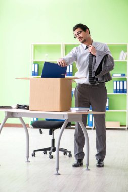 Erkek işçi işten çıkarıldıktan sonra eşyalarını topluyor.