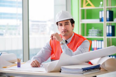 Adam mimar proje üzerinde çalışıyor.