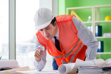 Adam mimar proje üzerinde çalışıyor. 