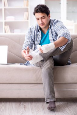 Evde yaralı genç bir öğrenci var.