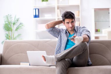 Evde yaralı genç bir öğrenci var.