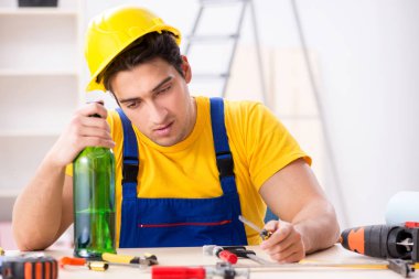 Atölyede çalışan sarhoş mühendis.