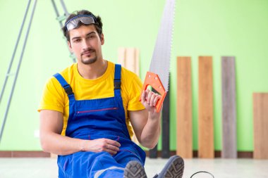 Profesyonel müteahhit evde döşeme döşemesi yapıyor.