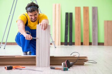 Profesyonel müteahhit evde döşeme döşemesi yapıyor.