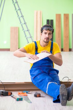 Profesyonel müteahhit evde döşeme döşemesi yapıyor.