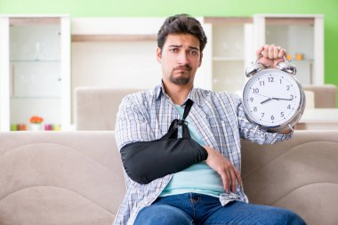 Zaman yönetimi kavramı içinde el yaralanması olan genç öğrenci adam 