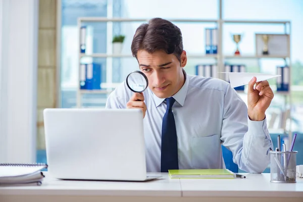 Empresario con lupa y plano de papel — Foto de Stock