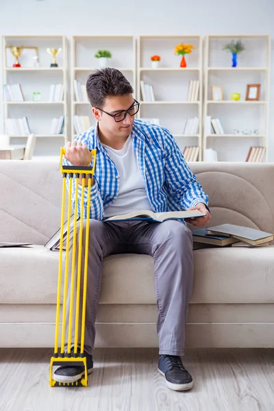 Ejercicio del estudiante mientras se prepara para los exámenes — Foto de Stock