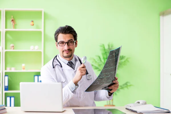 Dokter radioloog kijkt naar röntgenscan in het ziekenhuis — Stockfoto