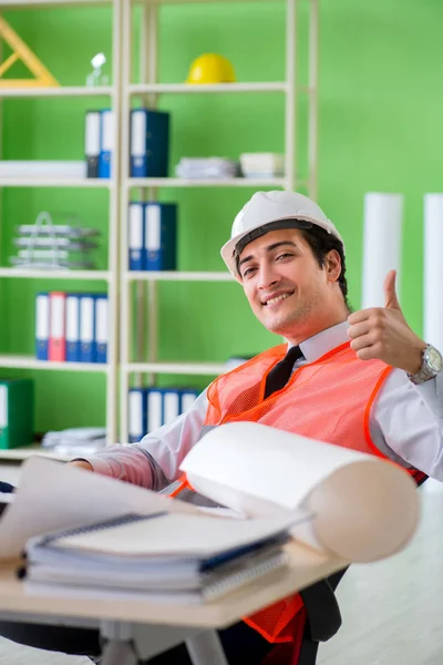 Hombre arquitecto trabajando en el proyecto — Foto de Stock