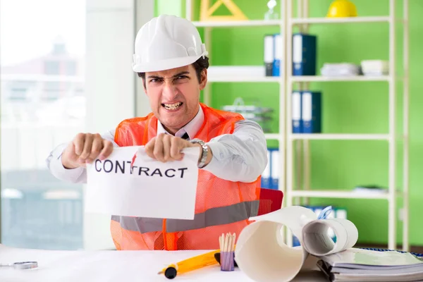 Angry construção supervisor cancelando contrato — Fotografia de Stock