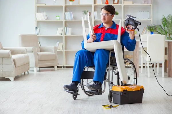 Disabili uomo sedia di riparazione in officina — Foto Stock