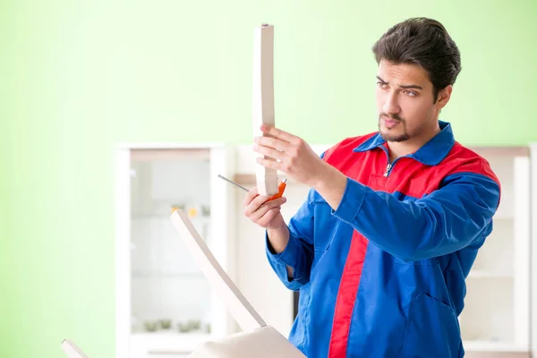 Reparação de empreiteiro reparando cadeira quebrada em casa — Fotografia de Stock