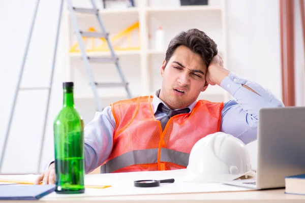 Engenheiro bêbado trabalhando na oficina — Fotografia de Stock