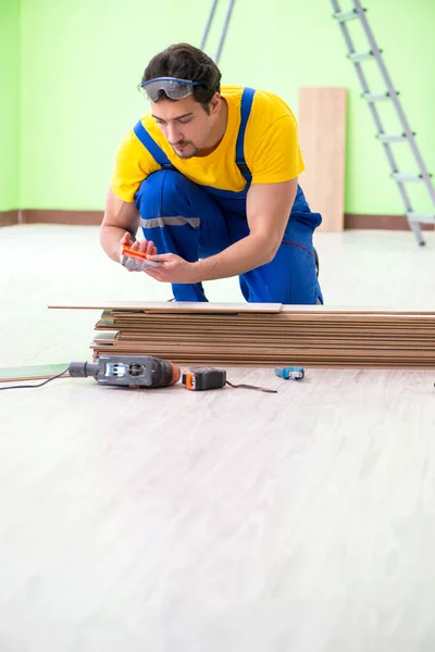 Professionell entreprenör som lägger golv hemma — Stockfoto
