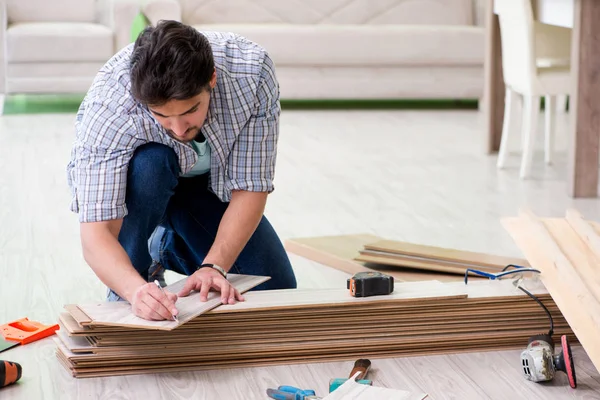 Mężczyzna układa podłogi w domu — Zdjęcie stockowe