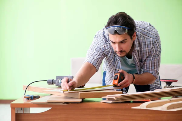 Trabajador de madera trabajando en su taller — Foto de Stock