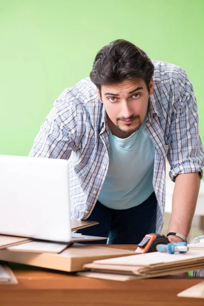 Holzarbeiter bei der Arbeit in seiner Werkstatt — Stockfoto