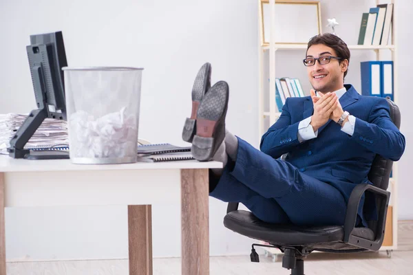 Joven hombre de negocios guapo empleado trabajando en la oficina en paperwo — Foto de Stock