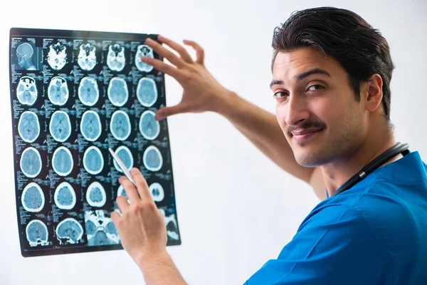 Junger schöner Arzt Radiologe arbeitet im Krankenhaus — Stockfoto