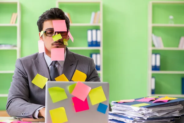 Zakenman ongelukkig met veel tegenstrijdige prioriteiten zitten in — Stockfoto