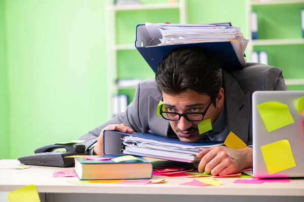 Бизнесмен недоволен множеством противоречивых приоритетов, сидя в 