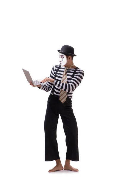 Mime met laptop geïsoleerd op witte achtergrond — Stockfoto