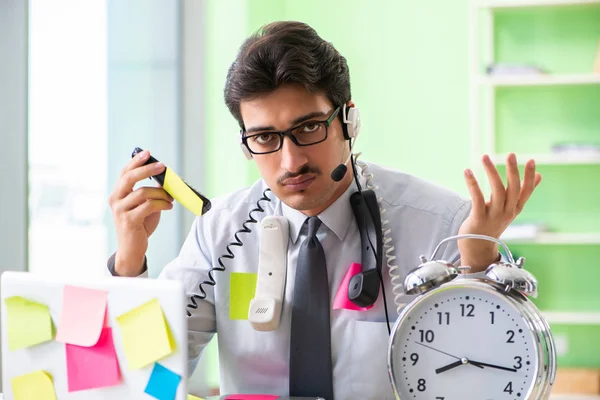 Jeune opérateur de bureau d'assistance travaillant dans le bureau avec de nombreux conflits — Photo