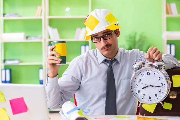 Mannelijke ingenieur werkt aan nieuw project met vele tegenstrijdige eerdere — Stockfoto