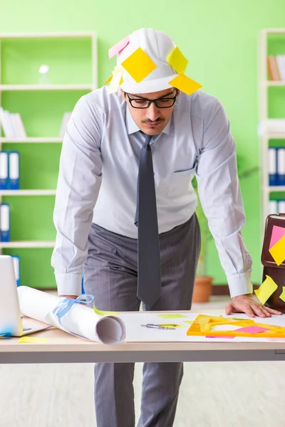 Engenheiro masculino trabalhando em novo projeto com muitos conflitantes anteriores — Fotografia de Stock