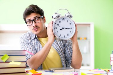 Üniversite sınavlarına hazırlanan öğrenci birçok çelişkili önyargıya sahip