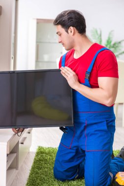 Profesyonel tamir mühendisi bozuk televizyonu tamir ediyor.