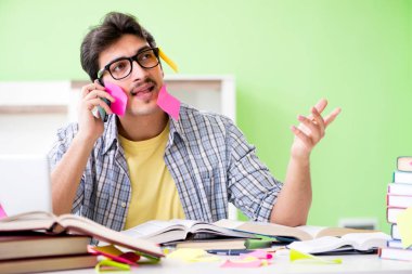 Üniversite sınavlarına hazırlanan öğrenci birçok çelişkili önyargıya sahip