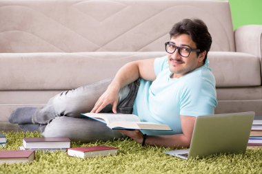 Evde üniversite sınavlarına hazırlanan öğrenci