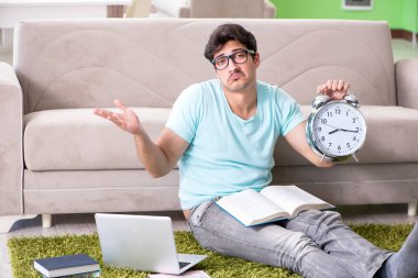 Evde üniversite sınavlarına hazırlanan öğrenci yöneticiler