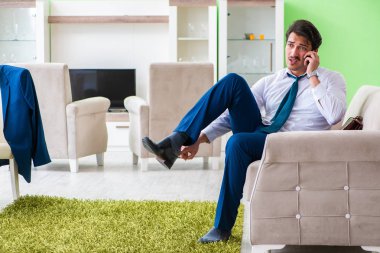 Adam giyinip işe geç kalıyor.