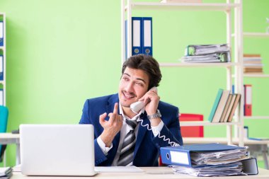 İşadamı ofiste aşırı çalışmaktan memnun değil. 