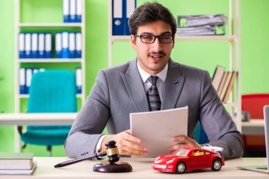 Genç ve yakışıklı avukat ofiste çalışıyor. 