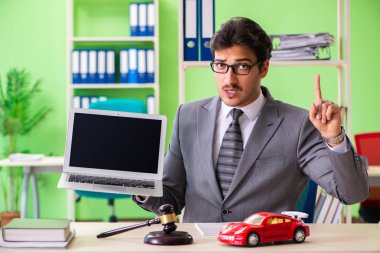 Genç ve yakışıklı avukat ofiste çalışıyor. 