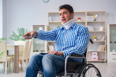 Evdeki tekerlekli sandalyede yaralanan genç adam.