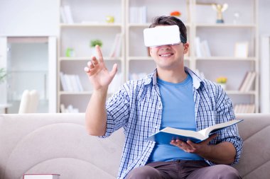 Evde sanal gerçeklik gözlükleriyle serbest çalışan bir öğrenci.