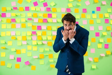 Birçok iş önceliği olan bir iş adamı.