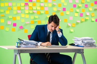 İş adamı önceliklerinde sorun yaşıyor.