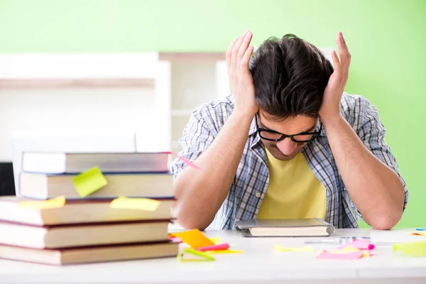 Student preparing for university exams with many conflicting pri — Stock Photo, Image