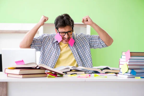 Studente che si prepara per gli esami universitari con molti conflitti pri — Foto Stock