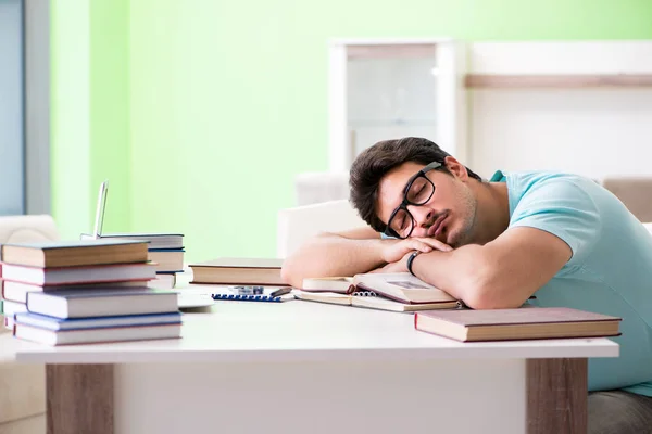 Estudante se preparando para exames universitários em casa — Fotografia de Stock