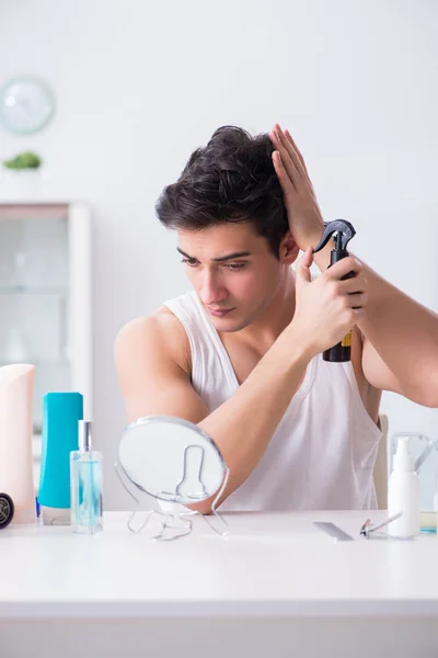 Joven Hombre Guapo Mirando Espejo — Foto de Stock