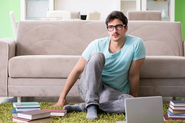 Estudiante preparándose para exámenes universitarios en casa — Foto de Stock